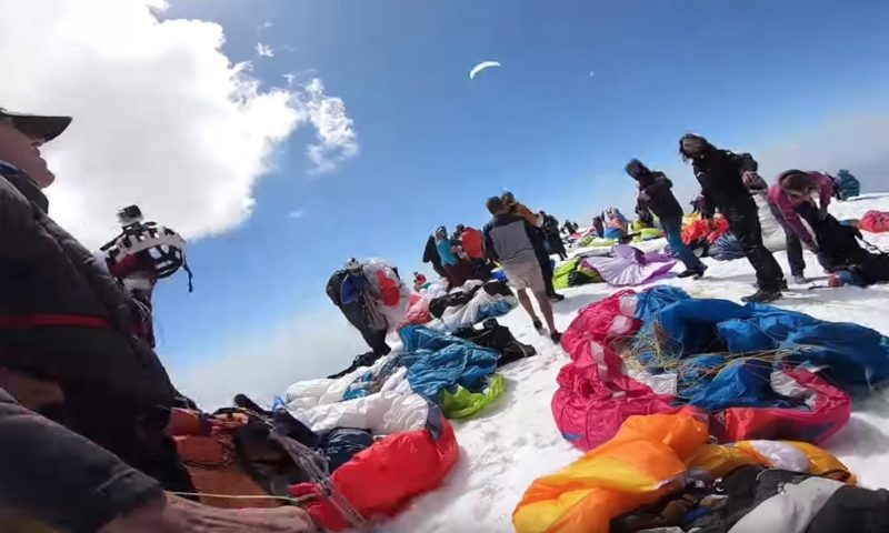 Parapendisti sul Monte Bianco: 150 uomini in volo nel cielo